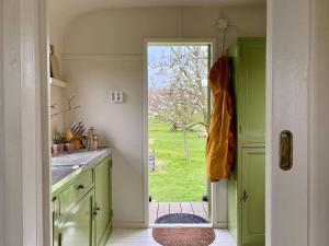 Slapen tussen de schapen in pipowagen de Ome Jan