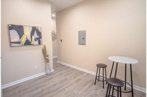 Beautiful Fenced 3BR 2BA Near Exciting Downtown