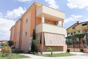 Sunshine Apartments Funtana with balcony and sea view