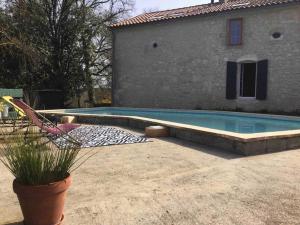 Maisons de vacances Grand gite avec piscine Le presbytere de Savignac de Duras : photos des chambres