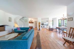 Large Provencal villa with swimming pool in lush greenery LIVE IN CANNES