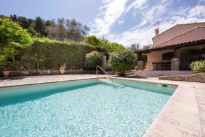 Large Provencal villa with swimming pool in lush greenery LIVE IN CANNES