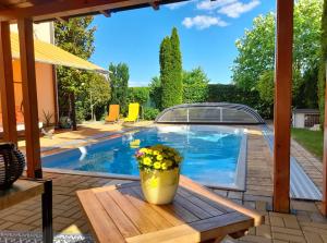 Canadian style house with 3D effect pool