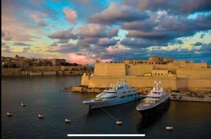 Stunning Holiday Home with Gorgeous Harbour Views - Hotel 4 stelle a Senglea