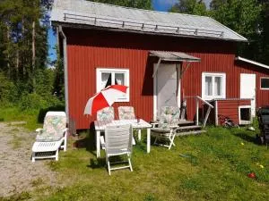 Summer bedroom, outside toilet, shower, kitchen. 120 m from Sandbach. - Hackås