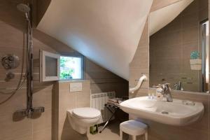 Maisons d'hotes Le Cedre Bleu : Chambre Double avec Terrasse