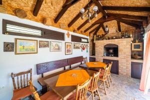 Apartment Laurel Leaf