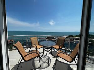 Modern Beachfront Apartment with Pool