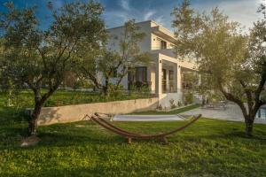 Johnnys White Luxury Villa