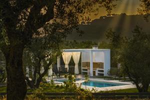 Johnnys White Luxury Villa