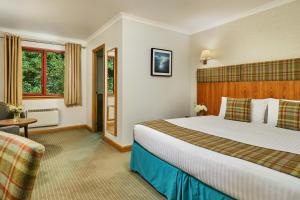 Twin Room with no Loch View room in Clan Macduff Hotel