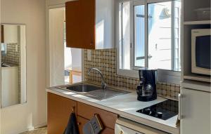 Maisons de vacances Gorgeous Home In La Faute-sur-mer With Wifi : photos des chambres