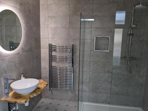 Deluxe Triple Room room in Alexander Lodge Guest House
