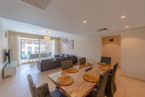 Mangroovy 2 Bedroom Sea View Apartment, Pool & Beach