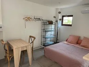 Studio indépendant - Terrasse et piscine en été - Beaulieu