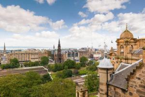 Sumptuous 2BR Apt Next To Edinburgh Castle!