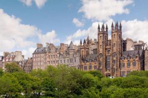 Sumptuous 2BR Apt Next To Edinburgh Castle!