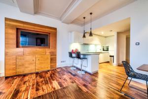 Sumptuous 2BR Apt Next To Edinburgh Castle!