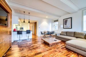 Sumptuous 2BR Apt Next To Edinburgh Castle!