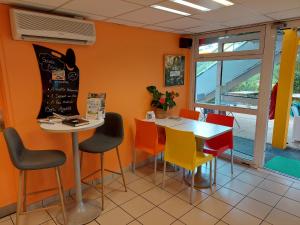 Hotels Premiere Classe Saintes : photos des chambres