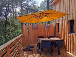 Lodge 2 étoiles la tête dans les pins les pieds dans l eau