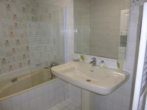 Appartements SANARY - Zone pietonne - CLIM - 2 chambres 4 a 6 personnes - WIFI : Appartement 2 Chambres