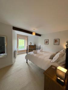 Cosy country cottage with log fireplace and views