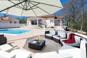 Villa Vivian by Villa Plus