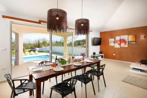 Villa Vivian by Villa Plus