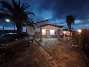 Chalet independiente con amplio jardín y barbacoa AT - CC-00678