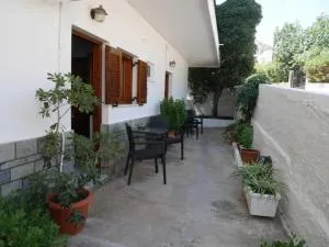 Chrysoula’s Welcoming Triple Room with Yard - Yérakas