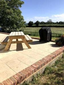 Lovely two bedroom bungalow with hot tub