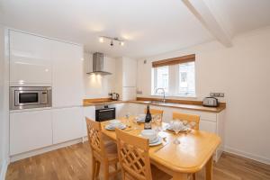 Free Allocated Parking Space at Rear Entrance & Fast WIFI, Ideal for Long Term Contractor, Corporate, etc Stays, Regular Housekeeping Option - Dwellcome Home Ltd 2 King Beds West End Apt, Half Mile to Street yet Quiet - See Our Site for Assurance