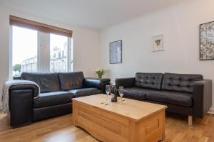 Free Allocated Parking Space at Rear Entrance & Fast WIFI, Ideal for Long Term Contractor, Corporate, etc Stays, Regular Housekeeping Option - Dwellcome Home Ltd 2 King Beds West End Apt, Half Mile to Street yet Quiet - See Our Site for Assurance