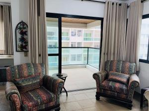 Amplo apt. no Guarujá, à 50m da Praia, com 2 vaga