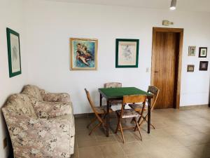 Amplo apt. no Guarujá, à 50m da Praia, com 2 vaga