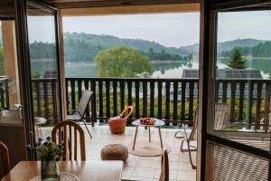 Apartamenty Na Stoczku nad jeziorem z widokiem na jezioro JACUZZI