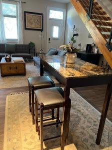 Uptown Townhouse Studio Apartment -WiFi-10 min walk to Spectrum Center