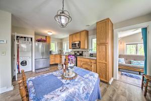 Charming East Boothbay Cottage with Large Yard!