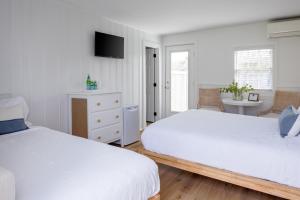 Queen Room with Twin room in Inn on the Beach