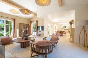 Villas SERRENDY  BIJOU de 280m2 au calme absolu avec piscine a debordement  : photos des chambres