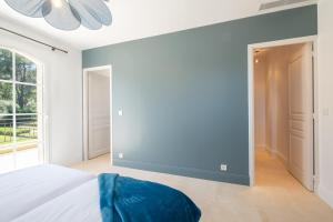 Villas SERRENDY  BIJOU de 280m2 au calme absolu avec piscine a debordement  : photos des chambres