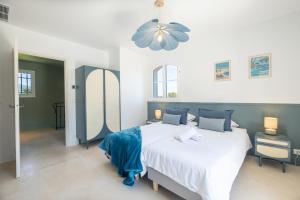 Villas SERRENDY  BIJOU de 280m2 au calme absolu avec piscine a debordement  : photos des chambres
