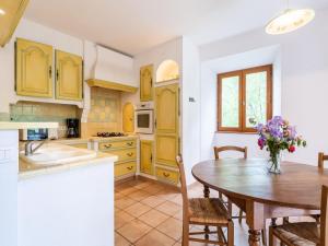 Maisons de vacances Peaceful holiday home with pool in Les Assions : photos des chambres
