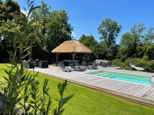 Maisons de vacances LES 2 CHAUMIERES Piscine & Spa : photos des chambres