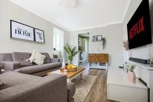 Lowndes House - Close to City Centre - Garden, Free Parking and Smart TV by Yoko Property - Drayton Parslow