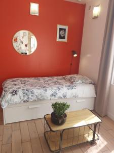 Les Belles Terrasses Dieppe ,3 appartements , LE VEGETAL de 1 a 8 personnes , LE TROPICAL de 1 a 6 personnes , LE FLORAL avec TERRASSE de 1 a 3 personnes , quartier calme au stationnement gratuit a cote de l'avenue verte : photos des chambres