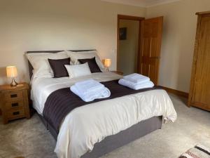 Sunny Bank- Countryside Escape with Private Hot Tub and countryside views