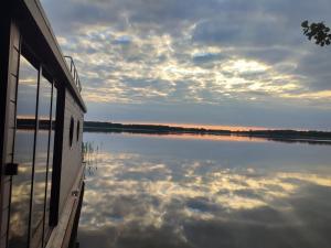 Houseboat- dom na wodzie z sauną i możliwością pływania