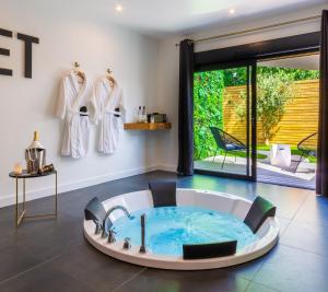 Maisons de vacances Le Secret - Nuit romantique avec Jacuzzi privatif - Champagne offert - Climatisation : photos des chambres